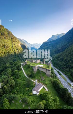 Luftaufnahme der Ruinen der Burg Mesocco auf der Straße zum San Bernardino Pass. Graubünden, Bezirk Moesa, Schweiz, Europa. Stockfoto