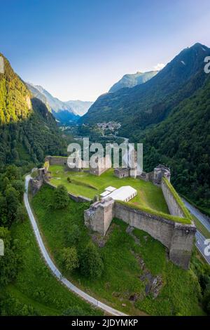 Luftaufnahme der Ruinen der Burg Mesocco auf der Straße zum San Bernardino Pass. Graubünden, Bezirk Moesa, Schweiz, Europa. Stockfoto