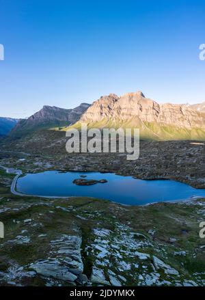 Luftaufnahme des laghetto Moesola und des Piz Uccello in San Bernardino Pass bei Sonnenuntergang. Graubünden, Bezirk Moesa, Schweiz, Europa. Stockfoto