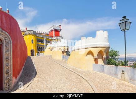 Die berühmte Touristenattraktion - der Nationalpalast von Pena oder der Palacio Nacional da Pena. Sintra, Portugal Stockfoto