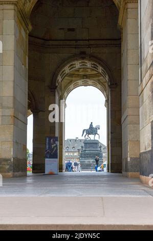 Blick auf das Denkmal von König Johann unter dem Bogen des Zwinger Palastkomplexes Stockfoto