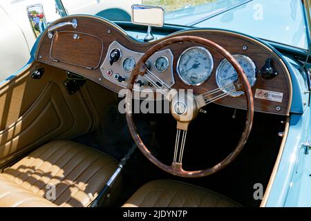 Nahaufnahme des Cockpits eines Blue, 1953, MG TD Midget auf der Deal Classic Car Show 2022 Stockfoto