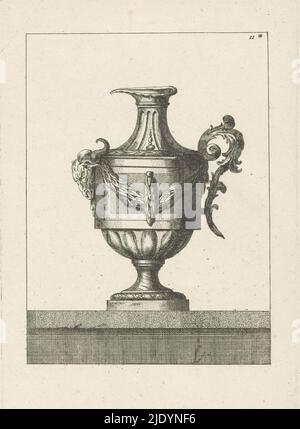 Vase, Cinquieme Suite de Vases (Serientitel), Druck aus einer nummerierten Serie mit zwölf Vasen von Allou und Nicolet., Druckerei: Adélaïde Allou, Druckerei: P. Nicolet, Verlag: Pierre François Basan, Druckerei: Frankreich, Druckerei: Paris, Verlag: Paris, 1771, Papier, Radierung, Höhe 211 mm × Breite 150 mm, Höhe 347 mm × Breite 250 mm Stockfoto