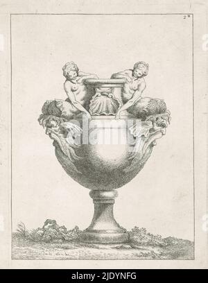 Vase, Cinquieme Suite de Vases (Serientitel), Druck aus einer nummerierten Serie mit zwölf Vasen von Allou und Nicolet., Druckerei: Adélaïde Allou, (Objektbezeichnung), Verlag: Pierre François Basan, Druckerei: Frankreich, Verlag: Paris, 1771, Papier, Ätzen, Höhe 206 mm × Breite 160 mm, Höhe 349 mm × Breite 260 mm Stockfoto