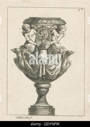 Vase, Cinquieme Suite de Vases (Serientitel), Druck aus einer nummerierten Serie mit zwölf Vasen von Allou und Nicolet., Druckerei: Adélaïde Allou, (Objektbezeichnung), Verlag: Pierre François Basan, Druckerei: Frankreich, Verlag: Paris, 1771, Papier, Ätzen, Höhe 198 mm × Breite 128 mm, Höhe 352 mm × Breite 260 mm Stockfoto