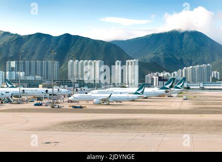 Internationaler Flughafen Hong Kong, Asphalt. Die Flugnummern von Cathay Pacific sind gestiegen, da der Verkehr von und nach der Stadt die Wiedereröffnung von Flügen erhöht hat Stockfoto