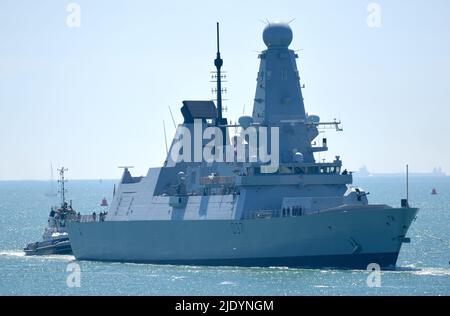 22/06/2022 Portsmouth UK HMS Duncan kehrt von der Patrouille zu HMNB Portsmouth zurück. Der 152m Type 42 oder Daring-Class Luftverteidigungszerstörer wurde 201 ins Leben gerufen Stockfoto