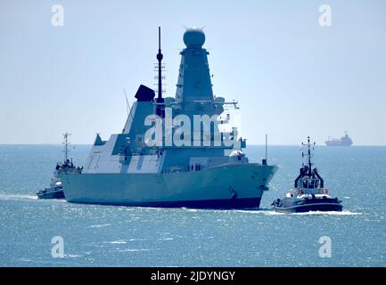 22/06/2022 Portsmouth UK HMS Duncan kehrt von der Patrouille zu HMNB Portsmouth zurück. Der 152m Type 42 oder Daring-Class Luftverteidigungszerstörer wurde 201 ins Leben gerufen Stockfoto