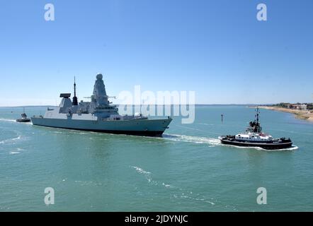 22/06/2022 Portsmouth UK HMS Duncan kehrt von der Patrouille zu HMNB Portsmouth zurück. Der 152m Type 42 oder Daring-Class Luftverteidigungszerstörer wurde 201 ins Leben gerufen Stockfoto