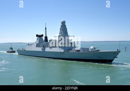 22/06/2022 Portsmouth UK HMS Duncan kehrt von der Patrouille zu HMNB Portsmouth zurück. Der 152m Type 42 oder Daring-Class Luftverteidigungszerstörer wurde 201 ins Leben gerufen Stockfoto