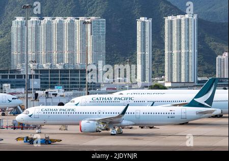 Internationaler Flughafen Hong Kong, Asphalt. Die Flugnummern von Cathay Pacific sind gestiegen, da der Verkehr von und nach der Stadt die Wiedereröffnung von Flügen erhöht hat Stockfoto