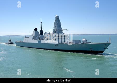 22/06/2022 Portsmouth UK HMS Duncan kehrt von der Patrouille zu HMNB Portsmouth zurück. Der 152m Type 42 oder Daring-Class Luftverteidigungszerstörer wurde 201 ins Leben gerufen Stockfoto