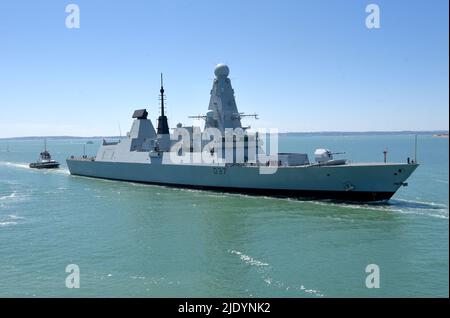 22/06/2022 Portsmouth UK HMS Duncan kehrt von der Patrouille zu HMNB Portsmouth zurück. Der 152m Type 42 oder Daring-Class Luftverteidigungszerstörer wurde 201 ins Leben gerufen Stockfoto