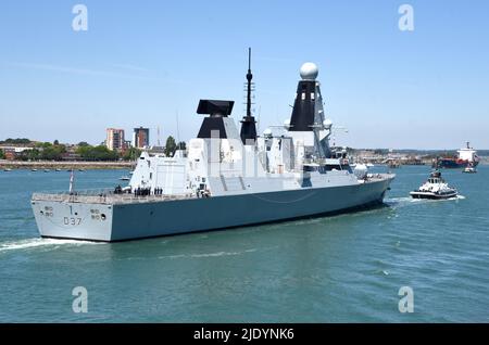 22/06/2022 Portsmouth UK HMS Duncan kehrt von der Patrouille zu HMNB Portsmouth zurück. Der 152m Type 42 oder Daring-Class Luftverteidigungszerstörer wurde 201 ins Leben gerufen Stockfoto