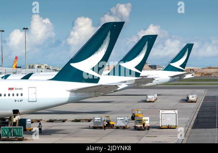 Internationaler Flughafen Hong Kong, Asphalt. Die Flugnummern von Cathay Pacific sind gestiegen, da der Verkehr von und nach der Stadt die Wiedereröffnung von Flügen erhöht hat Stockfoto