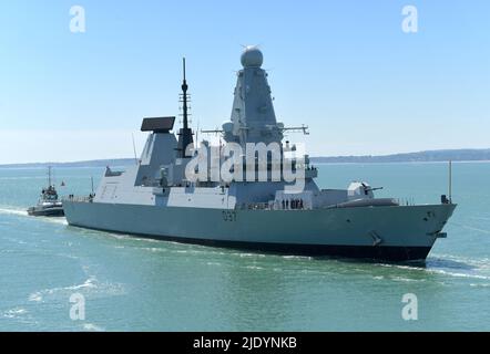 22/06/2022 Portsmouth UK HMS Duncan kehrt von der Patrouille zu HMNB Portsmouth zurück. Der 152m Type 42 oder Daring-Class Luftverteidigungszerstörer wurde 201 ins Leben gerufen Stockfoto