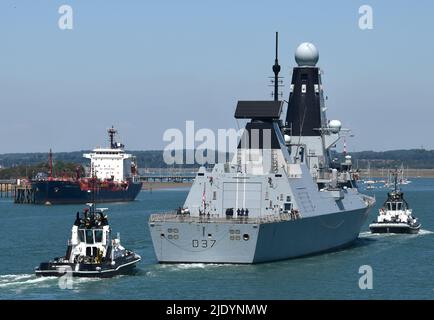 22/06/2022 Portsmouth UK HMS Duncan kehrt von der Patrouille zu HMNB Portsmouth zurück. Der 152m Type 42 oder Daring-Class Luftverteidigungszerstörer wurde 201 ins Leben gerufen Stockfoto