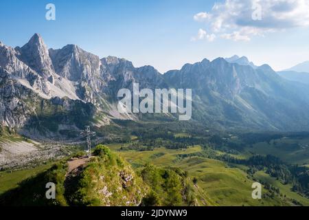 Luftaufnahme der Campelli di Schilpario und der Cimone della Bagozza im Frühjahr. Schilpario, Val di Scalve, Bezirk Bergamo, Lombardei, Italien. Stockfoto