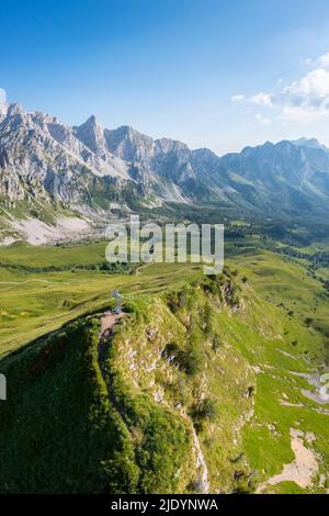 Luftaufnahme der Campelli di Schilpario und der Cimone della Bagozza im Frühjahr. Schilpario, Val di Scalve, Bezirk Bergamo, Lombardei, Italien. Stockfoto