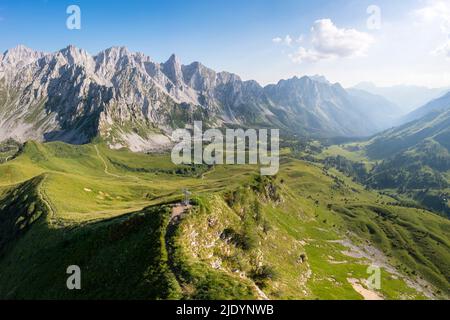 Luftaufnahme der Campelli di Schilpario und der Cimone della Bagozza im Frühjahr. Schilpario, Val di Scalve, Bezirk Bergamo, Lombardei, Italien. Stockfoto