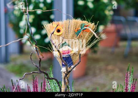 Herbstliche Dekoration mit den Früchten und Gemüse der Region. Traditionelles Erntefest. Detailreiche Handwerkskunst Stockfoto