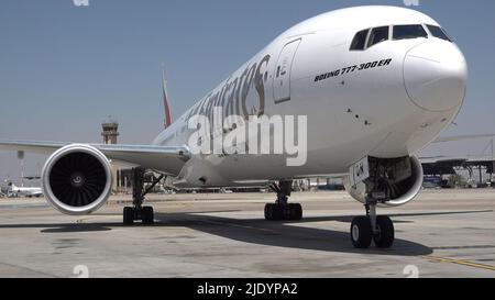 LOD, ISRAEL - JUNI 23: Boeing 777-300ER der Emirate parkt auf der Rollbahn des Ben Gurion Airport, weithin bekannt als Lod Airport in Israel Stockfoto