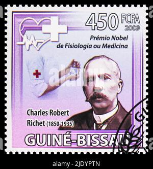 MOSKAU, RUSSLAND - 17. JUNI 2022: Die in Guinea-Bissau gedruckte Briefmarke zeigt Charles Robert Richet, Nobelpreisserie, um 2009 Stockfoto