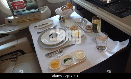 Kaviar wird in a la carte-Mahlzeiten serviert, die an Bord der ersten Klasse von Dubais Flaggschiff-Airline Emirates an Bord der Boeing 777-300ER geliefert werden. Stockfoto
