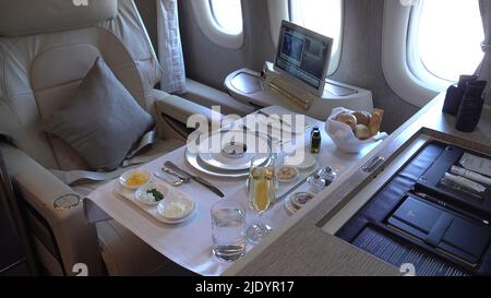 Kaviar wird in a la carte-Mahlzeiten serviert, die an Bord der ersten Klasse von Dubais Flaggschiff-Airline Emirates an Bord der Boeing 777-300ER geliefert werden. Stockfoto