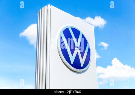 Samara, Russland - 18. Juni 2022: Händlerschild mit dem Volkswagen-Logo am blauen Himmel. Volkswagen ist der größte deutsche Automobilhersteller Stockfoto