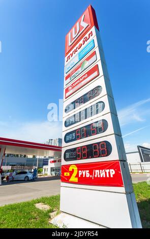 Samara, Russland - 18. Juni 2022: Hinweisschild, zeigt den Kraftstoffpreis auf der Lukoil-Tankstelle an. Lukoil ist einer der größten russischen Ölkonzerns Stockfoto