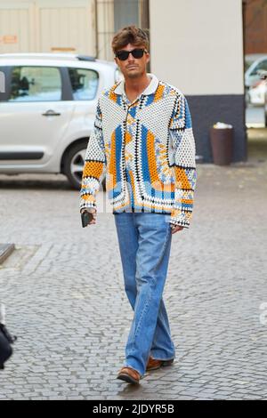 MAILAND, ITALIEN - 18. JUNI 2022: Mann mit orangefarbener blau-weißer Jacke vor der Modeschau Federico Cina, Mailand Fashion Week im Street Style Stockfoto