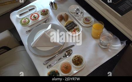 Eine erstklassige Mahlzeit a la carte für Passagiere an Bord der Business-Klasse von Dubais Flaggschiff-Airline Emirates in Boeing 777-300ER. Stockfoto