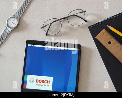 In dieser Abbildung sehen Sie das Bosch (Robert Bosch GmbH) Logo auf einem Tablet Stockfoto