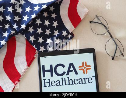 In dieser Abbildung sehen Sie das Logo der Hospital Corporation of America (HCA Healthcare), das auf einem Tablet zu sehen ist Stockfoto