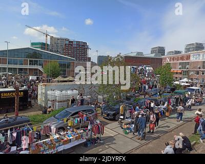 Amsterdam, Niederlande - 1. Mai 2022: Nicht identifizierte Personen auf dem Flohmarkt der IJ-Hallen in Amsterdam, Niederlande. Es ist der größte und einzigartigste FL Stockfoto