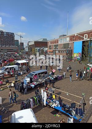 Amsterdam, Niederlande - 1. Mai 2022: Nicht identifizierte Personen auf dem Flohmarkt der IJ-Hallen in Amsterdam, Niederlande. Es ist der größte und einzigartigste FL Stockfoto