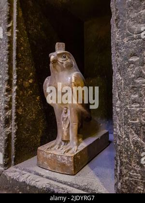 Kairo, Ägypten - 17. Dezember 2021: Horus-Statue aus dem Ägyptischen Museum in Kairo, Ägypten. Es wurde 1902 gegründet und hat mehr als 120,000 alte Ägypter Stockfoto