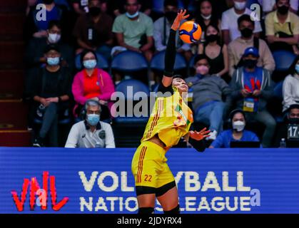 Quezon City, Philippinen. 24.. Juni 2022. Zhang Jingyin aus China hat den Ball während des FIVB Volleyball Nations League Men's Pool 3-Spiels zwischen China und Argentinien in Quezon City, Philippinen, am 24. Juni 2022, auf die Strecke gebracht. Quelle: Rouelle Umali/Xinhua/Alamy Live News Stockfoto