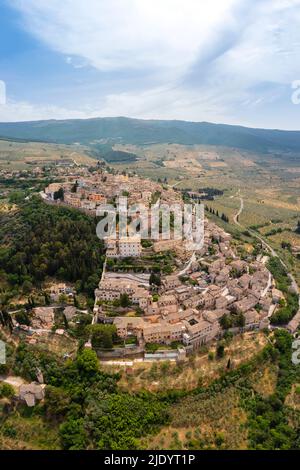 Luftaufnahme der Stadt Trevi im Frühjahr. Trevi, Perugia, Umbrien, Italien, Europa. Stockfoto