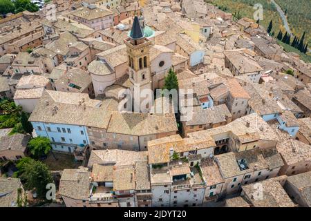 Luftaufnahme der Stadt Trevi im Frühjahr. Trevi, Perugia, Umbrien, Italien, Europa. Stockfoto