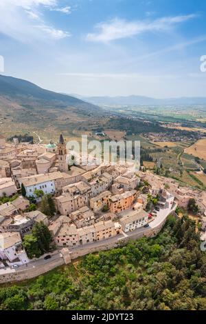 Luftaufnahme der Stadt Trevi im Frühjahr. Trevi, Perugia, Umbrien, Italien, Europa. Stockfoto