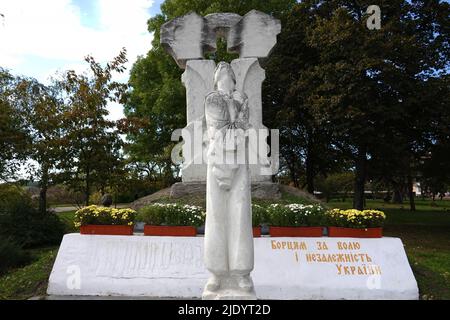 Tschernihiw, Ukraine 7. Oktober 2021: Denkmal für die Kämpfer für Freiheit und Unabhängigkeit der Ukraine in der Stadt Tschernihiw Stockfoto