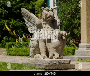 Kalkstein-griffin-Skulptur in den Ziergärten von Polesden Lacey bei Dorking Surrey England Großbritannien Stockfoto