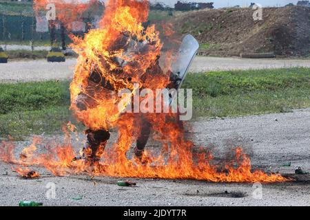 Camp Novo Selo, Kosovo. 18.. Juni 2022. Soldiers from Charlie Company 1. Bataillon, 149. Infanterie führt ein Training der Massenaufstandskontrolle mit improvisierten Brandvorrichtungen (Molotow-Cocktails) durch, das als „Fire-Phobia Training“ bezeichnet wird, mit Soldaten des Bataillons der taktischen Reserve des Kosovo im Lager Novo Selo, Kosovo18. Juni 2022. Gemeinsam mit unseren Partnern setzt sich die KFOR dafür ein, ein sicheres Umfeld und Bewegungsfreiheit auf faire und unparteiische Weise zu erhalten.Quelle: U.S. Army/ZUMA Press Wire Service/ZUMAPRESS.com/Alamy Live News Stockfoto