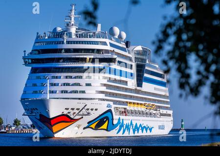 Rostock, Deutschland. 24.. Juni 2022. Das Kreuzschiff 'AIDAmar' der Reederei Aida fährt in den Hafen ein. In Rostock treffen sich Experten zum Hafenentwicklungsdialog 10. mit dem Koordinator für maritime Wirtschaft und Tourismus. Quelle: Jens Büttner/dpa/Alamy Live News Stockfoto