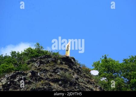 Flagge auf dem Hügel oberhalb von Cochem Stockfoto