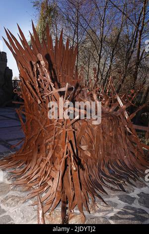 Kiew, Ukraine 26. Oktober 2021: Filmstudio 'Victoria Film', Skulptur - Stuhl aus dem Film 'Game of Thrones' aus Eisen Stockfoto