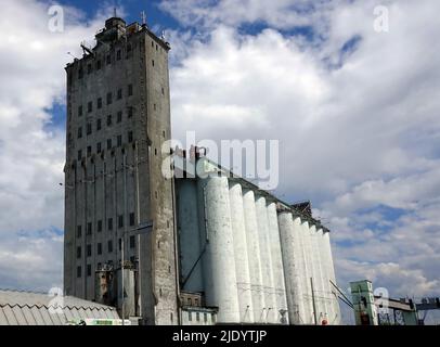 Kiew, Ukraine 15. Mai 2021: Getreidelagergebäude Bauaufzug in Kiew Stockfoto