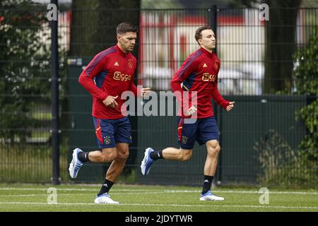 AMSTERDAM - (lr) Lisandro Magallan von Ajax, Yoeri Regeer von Ajax während der ersten Trainingseinheit von Ajax Amsterdam im Sportkomplex De Toekomst am 24. Juni 2022 in Amsterdam, Niederlande. ANP MAURICE VAN STEEN Stockfoto